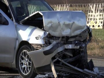 Un copil rănit după o tamponare în lanț între patru mașini, provocată de un șofer grăbit