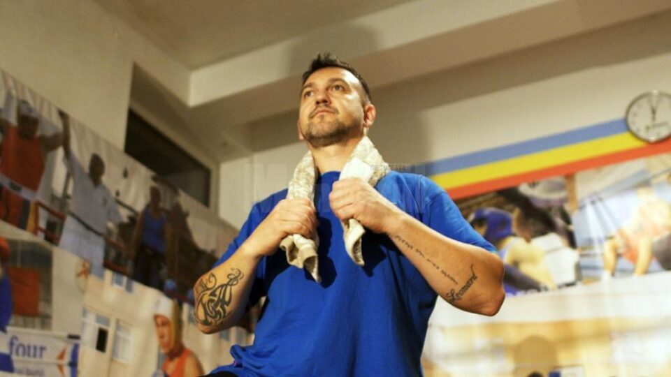 Andu Vornicu face de trei ani antrenamente cu sportivii secției de box a Clubului Sportiv Municipal Suceava și o face voluntar Andu Vornicu face de trei ani antrenamente cu sportivii secției de box a Clubului Sportiv Municipal Suceava și o face voluntar