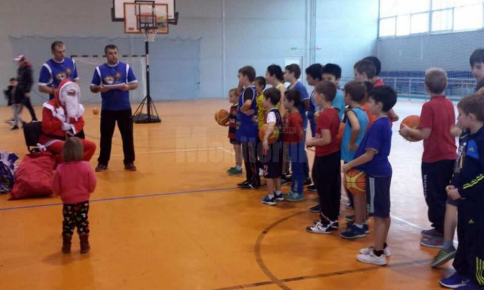 Copiii și părinții au jucat baschet la Cupa Moș Crăciun