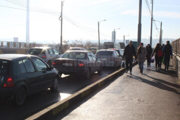 Mulți suceveni au preferat să meargă pe jos, decât să stea blocați în trafic mult mai mult timp