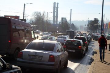 Haos în sensul giratoriu de la Dedeman, paralizat de traficul dirijat pe acolo de o serie de restricții recent impuse