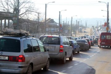 Haos în sensul giratoriu de la Dedeman, paralizat de traficul dirijat pe acolo de o serie de restricții recent impuse
