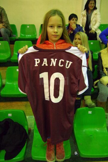 Karolina, sora lui Alex Longher, a cumpărat tricoul lui Daniel Pancu cu suma de 300 de lei