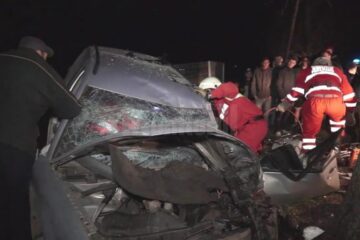 Bărbat ajuns în stare gravă la spital după ce s-a izbit cu mașina într-un copac