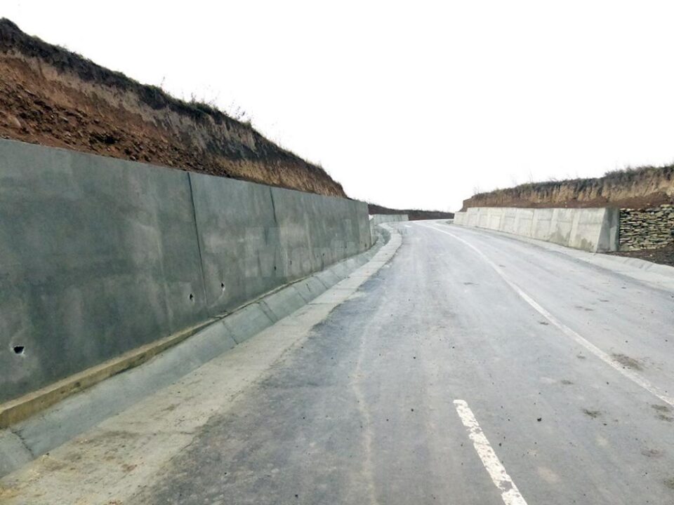 Ziduri de protecție pe drumul comunal din Dărmănești