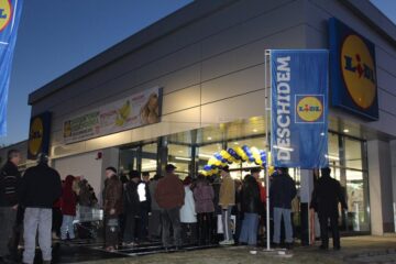 Deschiderea noului LIDL din Burdujeni, așteptată de sute de suceveni cu noaptea-n cap