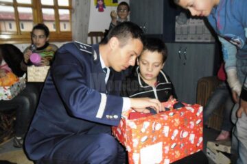 Cadouri pentru copii sărmani, împărțite de polițiștii suceveni