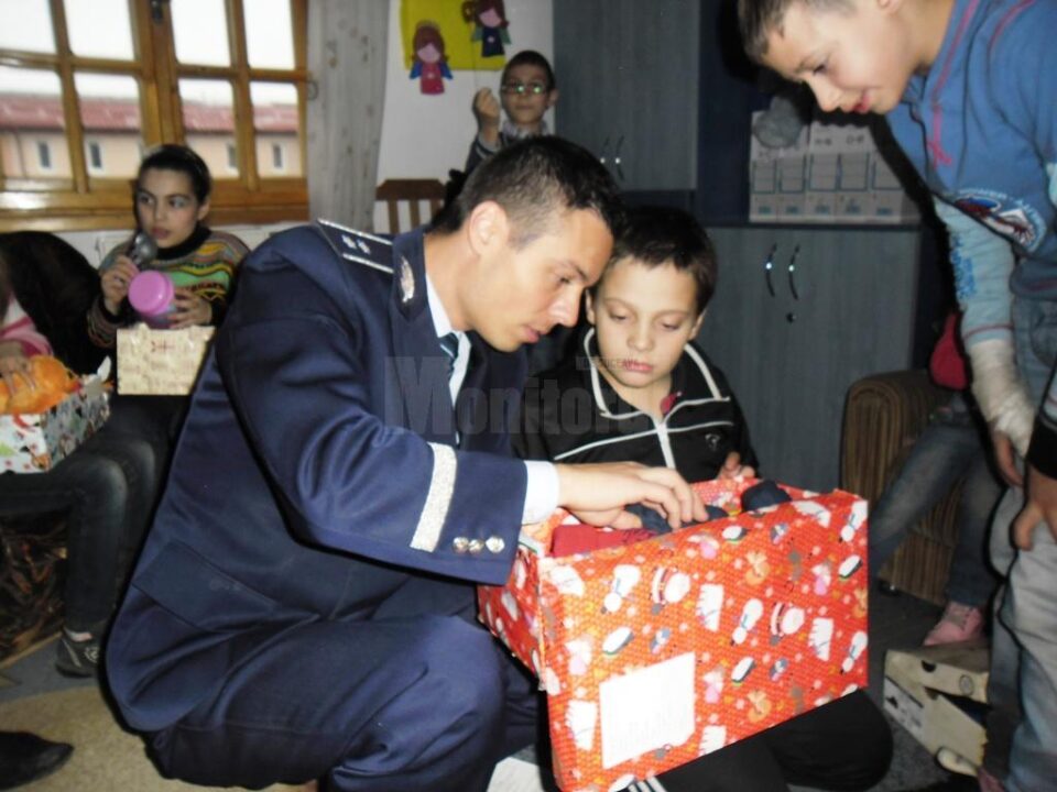 Cadouri pentru copii sărmani, împărțite de polițiștii suceveni