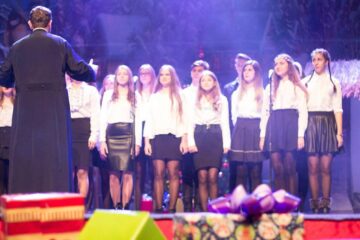 Spectacol caritabil, organizat de elevii Colegiului „Spiru Haret”, pentru o tânără cu tetrapareză spastică