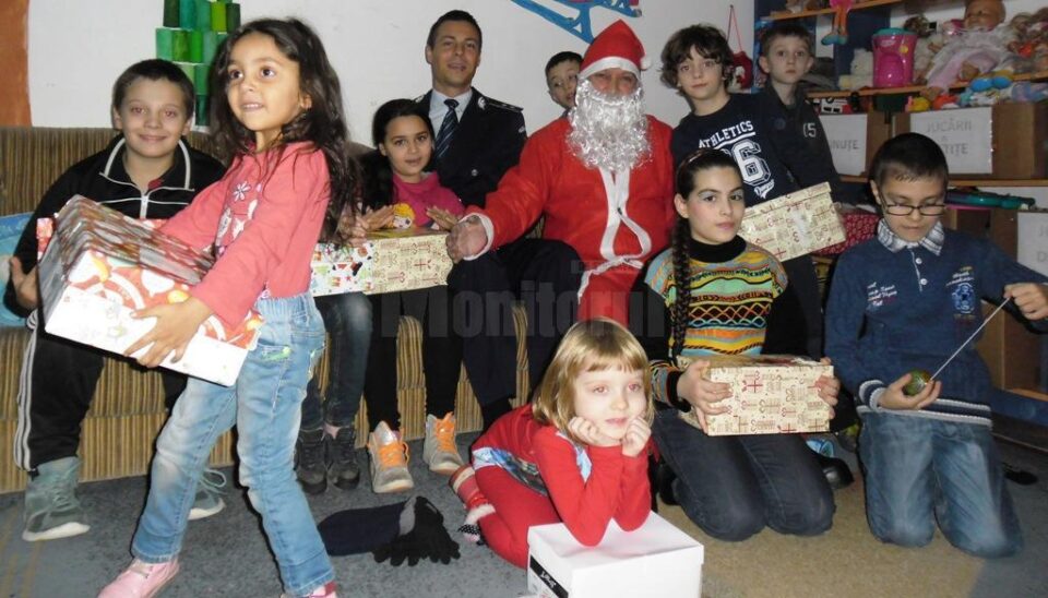 Cadouri pentru copii sărmani, împărțite de polițiștii suceveni