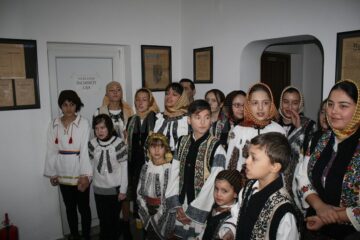 Colindători de la Mitocu Dragomirnei, la redacția Monitorului de Suceava