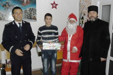 Copiii părintelui Saftiuc de la Dolhasca au primit cadouri de la polițiști