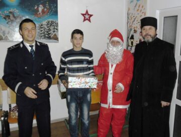 Copiii părintelui Saftiuc de la Dolhasca au primit cadouri de la polițiști