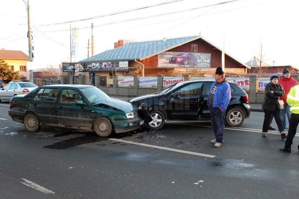 Două autoturisme au intrat în coliziune violentă în jurul orei 8.00, ambele mașini fiind avariate serios Două autoturisme au intrat în coliziune violentă în jurul orei 8.00, ambele mașini fiind avariate serios