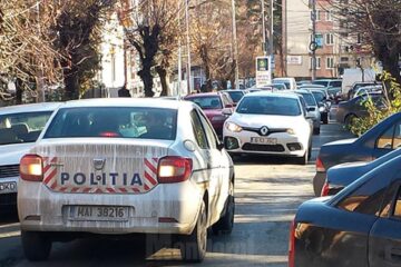 Mașina de poliție intrată pe contrasens