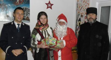 Copiii părintelui Saftiuc de la Dolhasca au primit cadouri de la polițiști