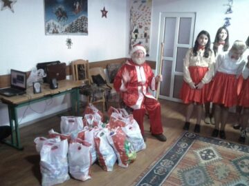 Pachete pentru copii nevoiași și donații pentru un centru de plasament, din partea Școlii „Miron Costin”