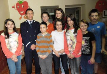 Copiii părintelui Saftiuc de la Dolhasca au primit cadouri de la polițiști