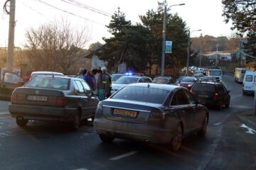 Traficul supraaglomerat din aceste zile de pe artera principală a orașului a fost paralizat, ieri dimineață
