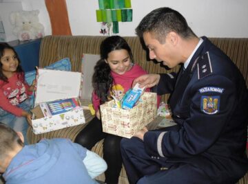 Copiii părintelui Saftiuc de la Dolhasca au primit cadouri de la polițiști