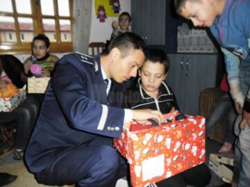 Copiii părintelui Saftiuc de la Dolhasca au primit cadouri de la polițiști