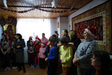 Pachete pentru copii nevoiași și donații pentru un centru de plasament, din partea Școlii „Miron Costin”