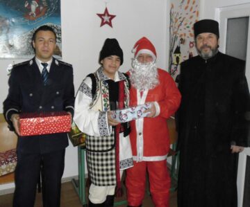 Copiii părintelui Saftiuc de la Dolhasca au primit cadouri de la polițiști