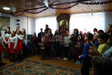 Pachete pentru copii nevoiași și donații pentru un centru de plasament, din partea Școlii „Miron Costin”