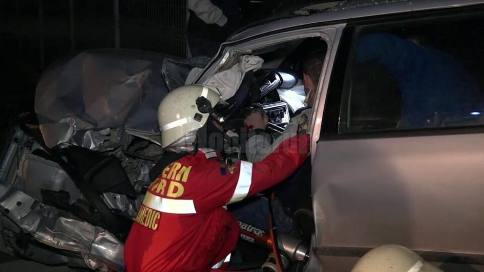 Un cetățean ucrainean a ajuns în stare gravă la spital, după ce a intrat cu mașina într-un copac