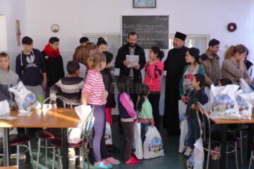 Părinte Nicolae Horga, inspector bisericesc, a împărțit haine și dulciuri copiilor de la Solca