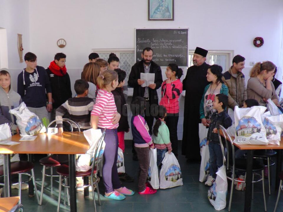Părinte Nicolae Horga, inspector bisericesc, a împărțit haine și dulciuri copiilor de la Solca Părinte Nicolae Horga, inspector bisericesc, a împărțit haine și dulciuri copiilor de la Solca