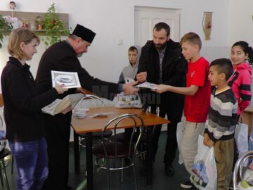 Copiii și tinerii de la Centrul de plasament Solca au primit daruri, în prag de sărbători