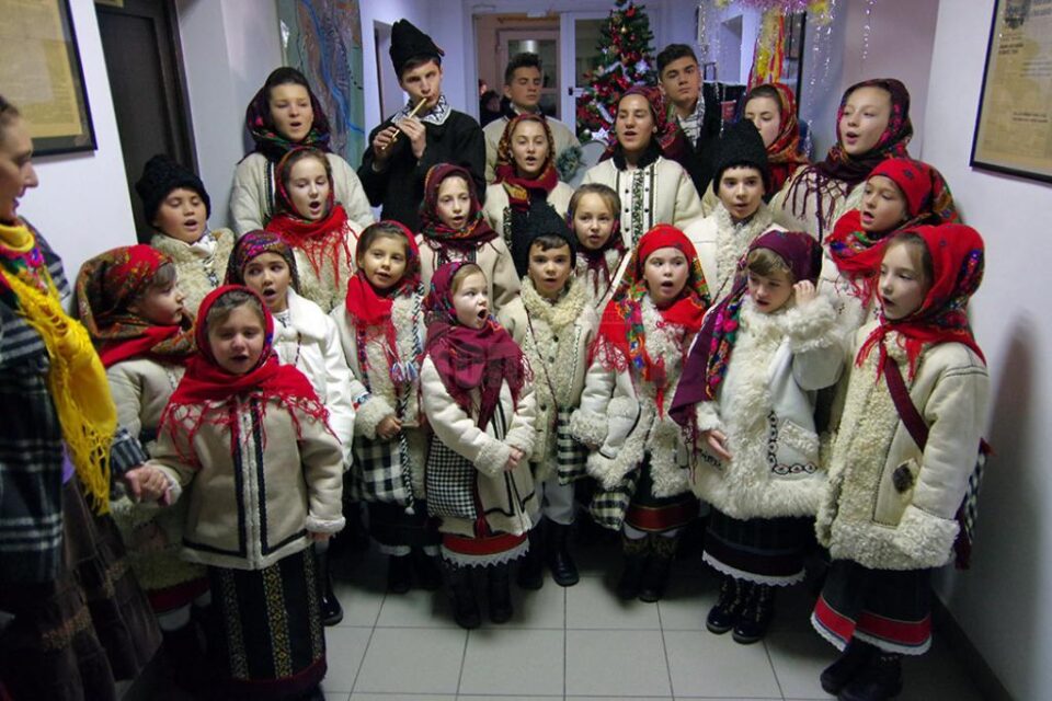 Grupul „Balada Bucovinei”, în vestimentație bucovineană