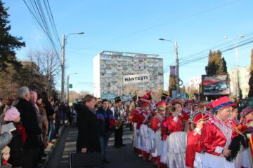 Spectaculoasa paradă a datinilor și obiceiurilor de iarnă din municipiul Suceava