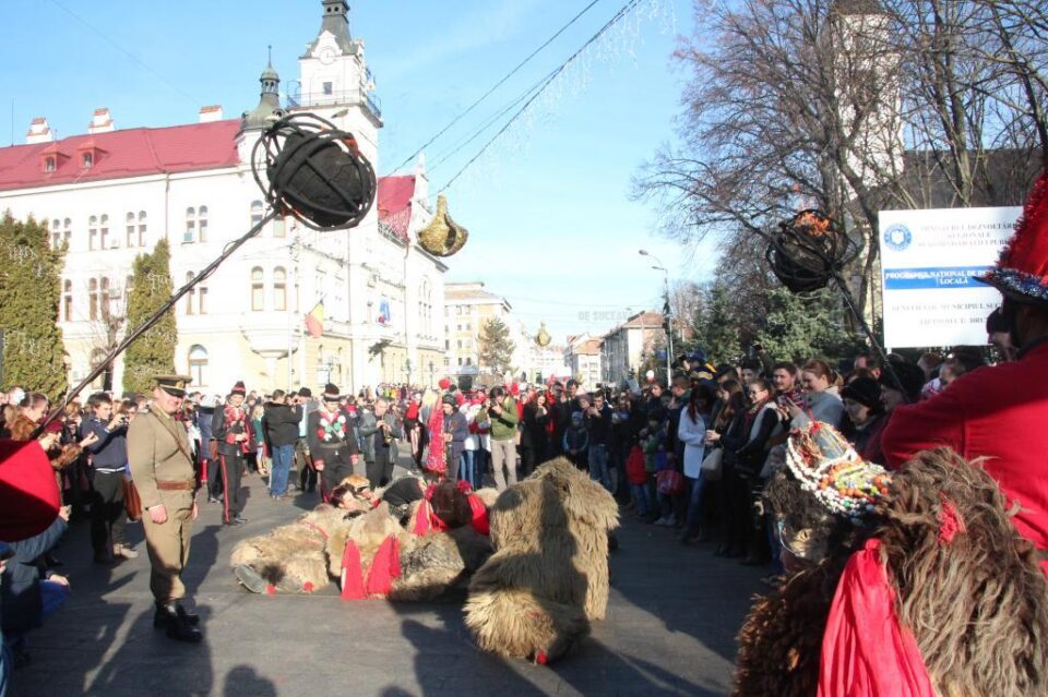 Spectaculoasa paradă a datinilor și obiceiurilor de iarnă din municipiul Suceava