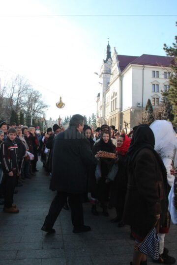 Număr record de spectatori la spectaculoasa paradă a datinilor și obiceiurilor de iarnă