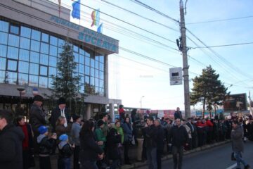 Număr record de spectatori la spectaculoasa paradă a datinilor și obiceiurilor de iarnă