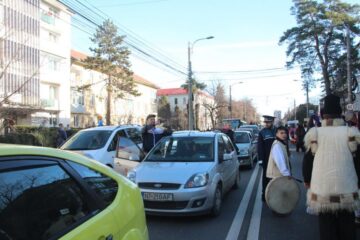 Număr record de spectatori la spectaculoasa paradă a datinilor și obiceiurilor de iarnă