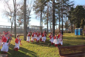 Număr record de spectatori la spectaculoasa paradă a datinilor și obiceiurilor de iarnă