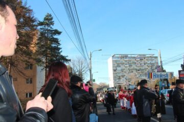 Număr record de spectatori la spectaculoasa paradă a datinilor și obiceiurilor de iarnă