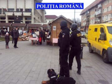 „Mascații” Poliției patrulează în zonele aglomerate cu armele automate în mână