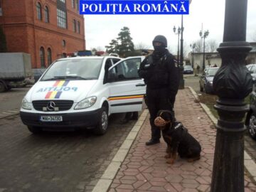 „Mascații” Poliției patrulează în zonele aglomerate cu armele automate în mână