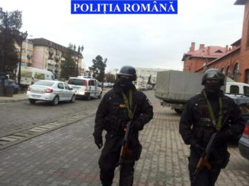 „Mascații” Poliției patrulează în zonele aglomerate cu armele automate în mână