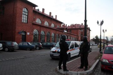 „Mascații” Poliției patrulează în zonele aglomerate cu armele automate în mână
