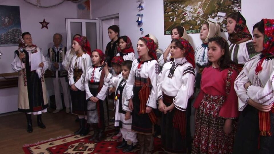 Grupul de colindători al Casei de Copii „Sfântul Gheorghe” din Dolhasca, conduși de preoteasa Mioara Saftiuc