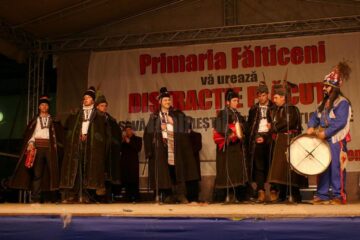 Mii de oameni din Fălticeni și din împrejurimi s-au bucurat de darul oferit de cetele de colindători