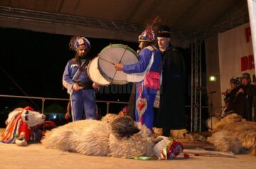 Mii de oameni din Fălticeni și din împrejurimi s-au bucurat de darul oferit de cetele de colindători
