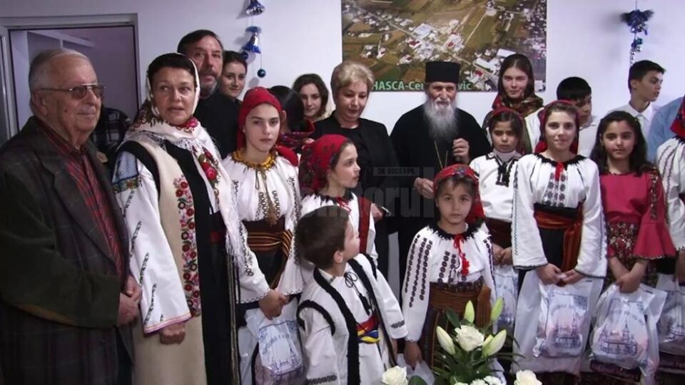 Înalt Preasfințitul Pimen, în mijlocul copiilor de la Casa de Copii „Sfântul Gheorghe” Dolhasca