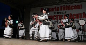 Mii de oameni din Fălticeni și din împrejurimi s-au bucurat de darul oferit de cetele de colindători