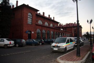 „Mascații” Poliției patrulează în zonele aglomerate cu armele automate în mână